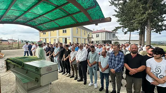 Toprak altında kalan iki işçiden biri toprağa verildi