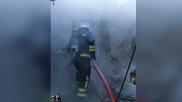 Metruk binada yangın çıktı