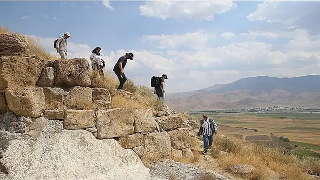 Çavuştepe Kalesi'nde çıkan metal buluntular mercek altında