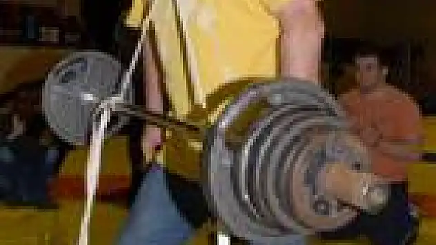 Kulağı ile 65 kg'yi kaldırdı