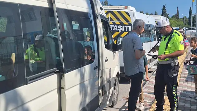 Bafra polisleri okul servislerini denetledi