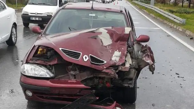 Kırmızı ışıkta bekleyen araca arkadan çarptı