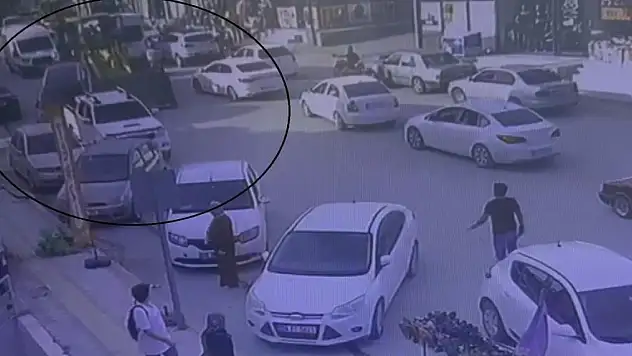 Park halindeki 4 araca çarptı, arkasına bakmadan kaçtı