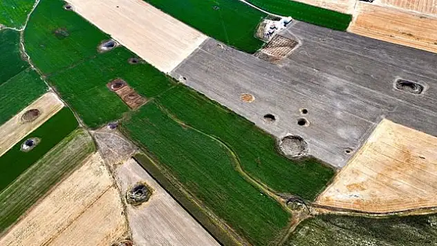 24 obruk tek fotoğrafta