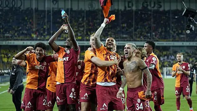 Galatasaraylı futbolcular derbi galibiyetini taraftarıyla kutladı