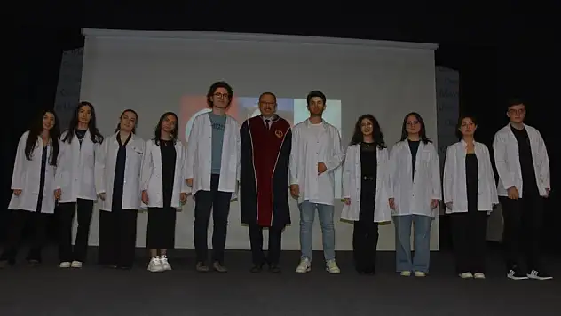 Yeni tıbbiyeliler önlüklerini giydi