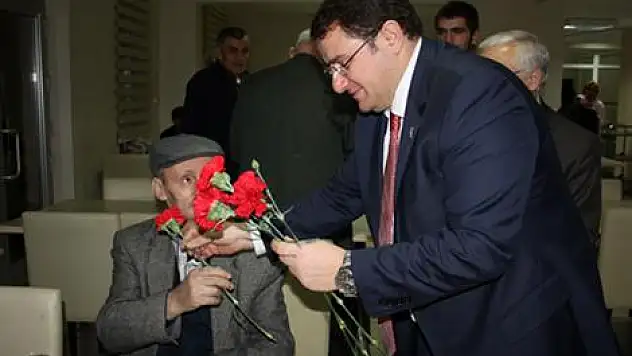 AK Parti'den yılbaşı gecesi huzurevine ziyaret