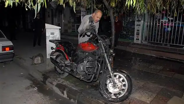Park halinde ki motosikleti yaktılar!
