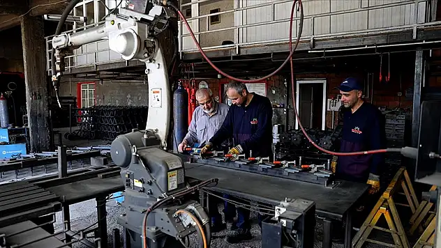 Üç kuşaktır mütevazı atölyelerinde tarım makineleri üretiyorlar