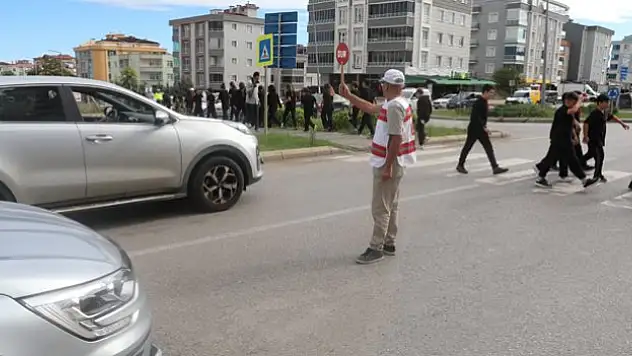 'Okul Geçidi Görevlisi' uygulaması