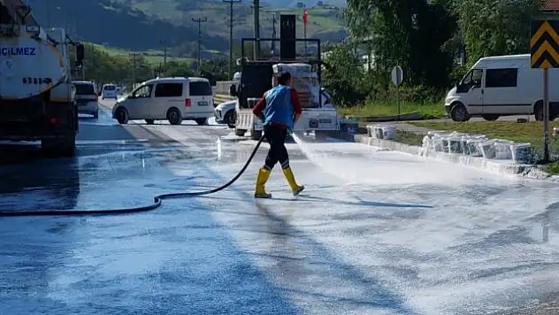 Tekkeköy'de yol beyaza boyandı