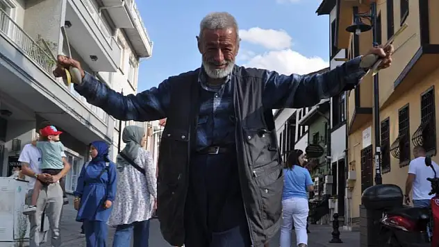 Sokaklarda dans ederek kazanca dönüştürüyor