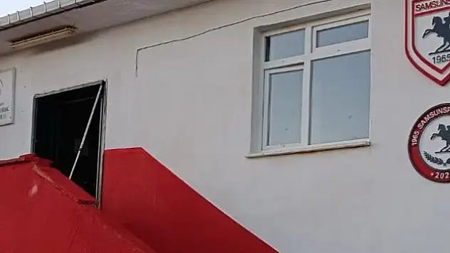 Okullar kırmızı beyaza büründü