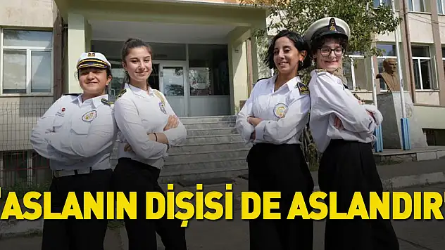 Denizcilik lisesinin 4 kız öğrencisi