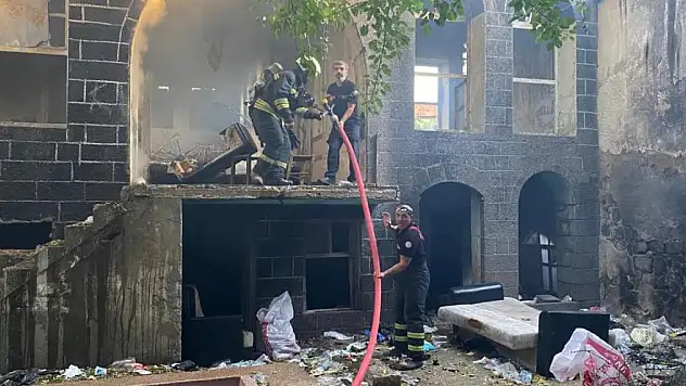 TARİHİ YAPI YANGINDA ZARAR GÖRDÜ