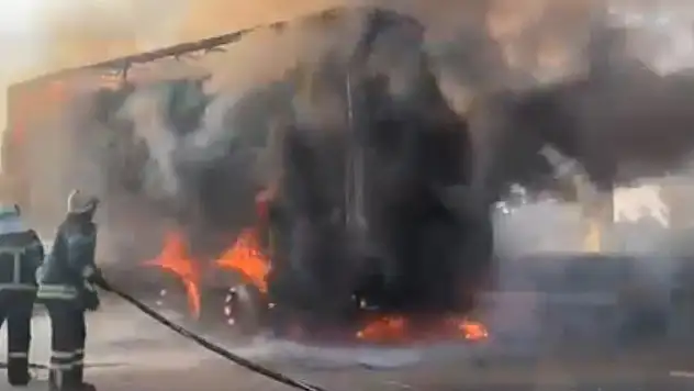 Talaş yüklü kamyon yandı