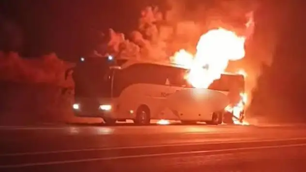 YOLCU OTOBÜSÜ ALEV TOPUNA DÖNDÜ