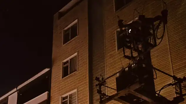 ELEKTİRİK DİREĞİNDE YANGIN ÇIKTI