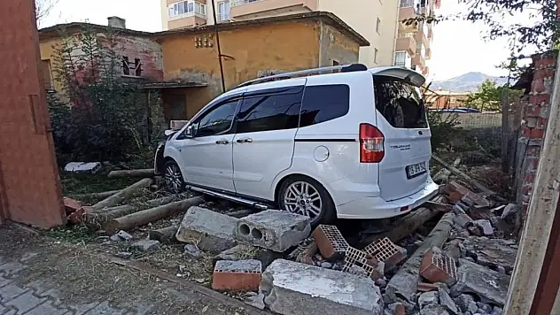 Kontrolden çıkan araç bahçe duvarını yıktı