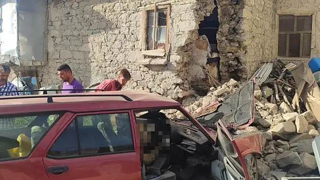 Duvara çarpan otomobilin sürücüsü hayatını kaybetti