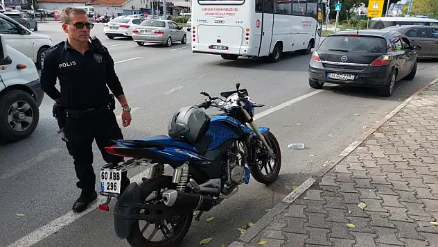 Kırmızı ışıkta otomobile çarptı