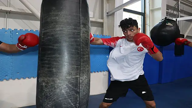Genç milli boksör İbrahim Alp Bakır, Dünya Şampiyonası'nda altın madalya hedefliyor