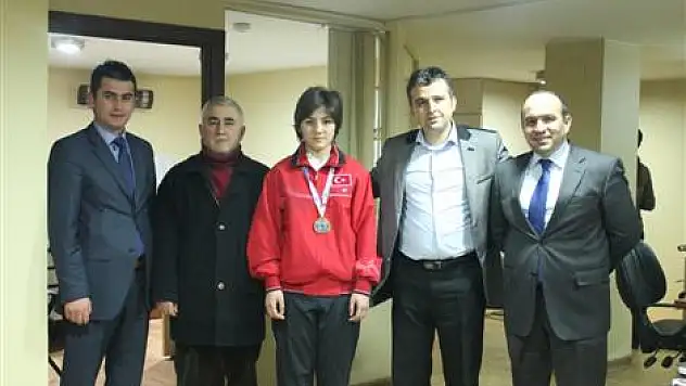 Büyük Anadolu Hastanesi Şampiyon Boksöre Sponsor Oldu