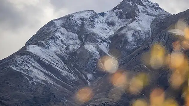 Zirvelere kar yağdı