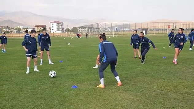 Kadın futbolcular, galibiyetle karşılık vermek istiyor