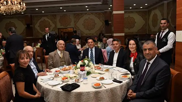 Bakan Özer muhtarlarla buluştu