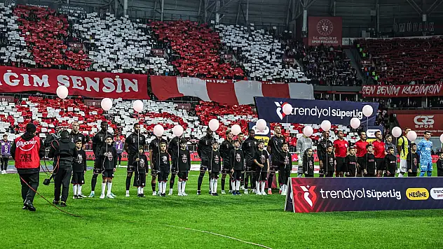 Futbolculardan Meme kanseri farkındalığına anlamlı destek