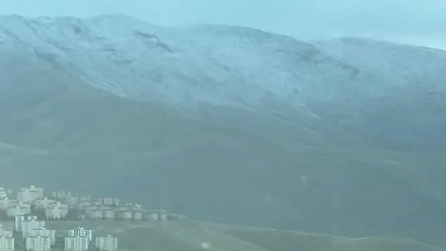Mevsimin ilk kar yağışı Beydağı'na yağdı