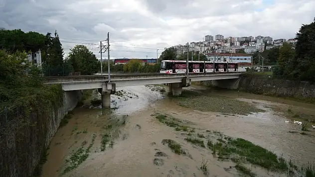 Sağanak yağış, akarsuları coşturdu