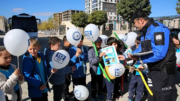 Polisler cocuklara görevini anlantı
