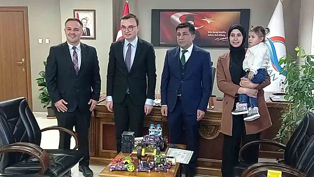 TEKNOFEST yarışmasında Türkiye 4'üncüsü olan çifte başarı ödül verildi