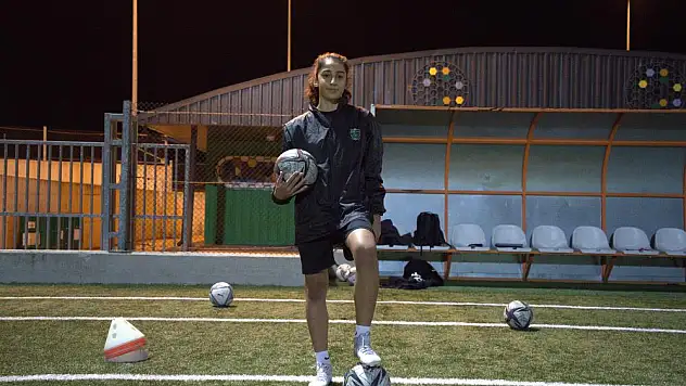 14 yaşında, kadın futbol ligleri tarihine geçti