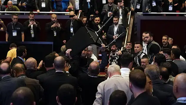 Beşiktaş kongresinde sandalyeler havada uçuştu