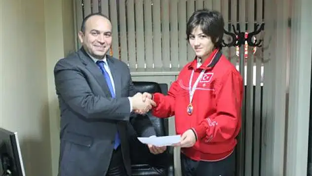 Büyük Anadolu Hastanesi Şampiyon Boksöre Sponsor Oldu