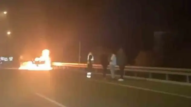 Seyir halindeki araç kıvılcımlarla alev saçtı