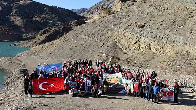 Doğa yürüyüşü ile Cumhuriyet coşkusunu yansıtılar