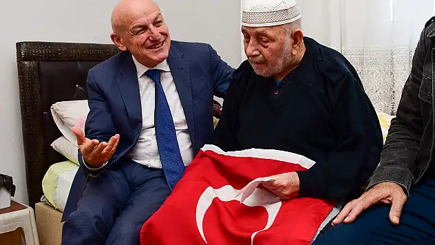 Tarihi çınarlara Türk bayrağı hediyesi