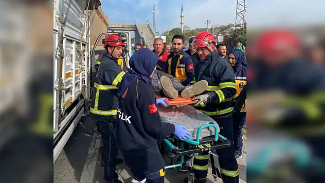 Kamyonet kamyona arkadan çarptı