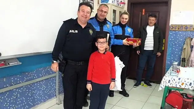 Tebrik kartı gönderen öğrenciye ziyaret