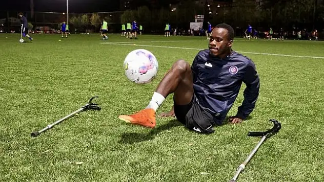 Futbol oynamaktan mutlu