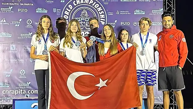 İzmirli milli sörfçüler tarih yazdılar