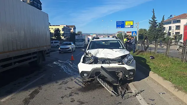 Araçla çarpışan motosikletteki 2 kişi yaralandı