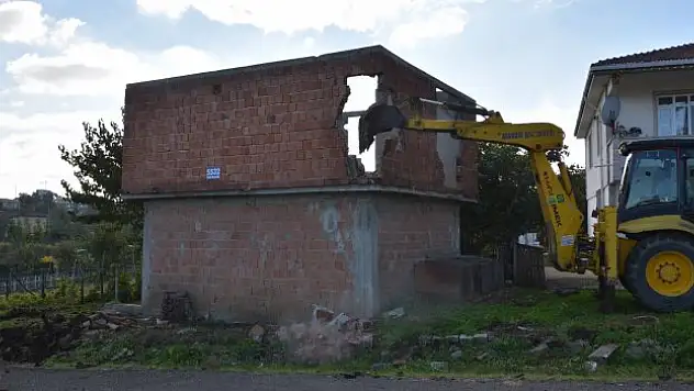 Metruk yapılar yıkılıyor