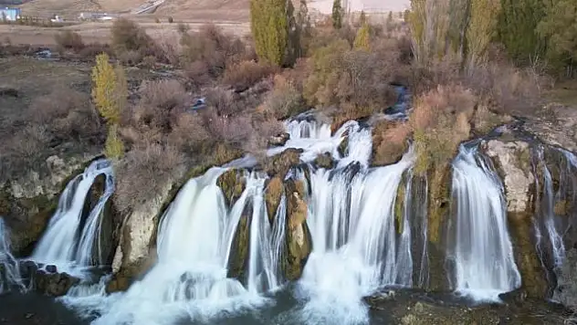 Muradiye Şelalesi  ziyaretçilerini ağırlıyor