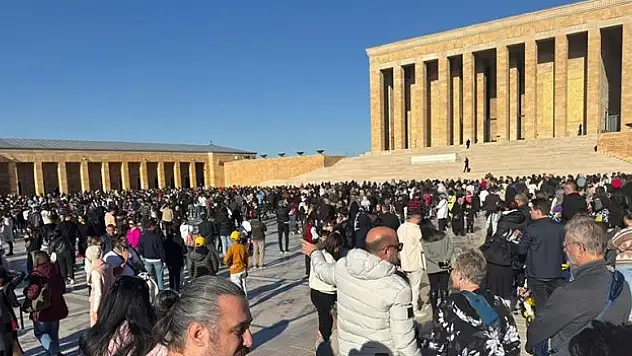 Anıtkabir'de ziyaretçi yoğunluğu