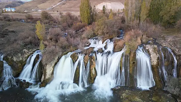 Muradiye Şelalesi ziyaretçilerini ağırlıyor